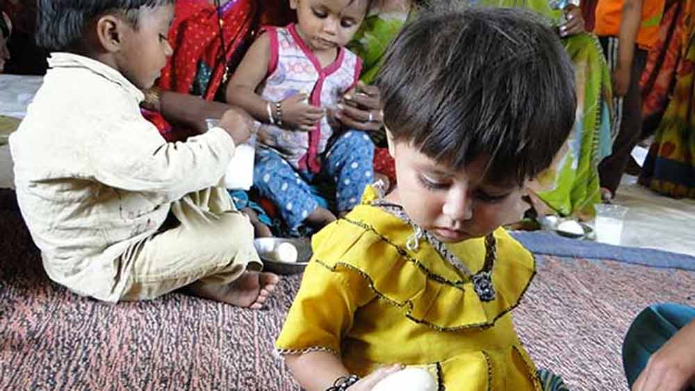 ইতিমধ্যে এমন ২০ জনকে দত্তক নিয়ে ফেলেছেন তাঁরা। তাঁদের খাওয়া, জামাকাপড়, পড়াশোনা, ওষুধ-সহ যাবতীয় ভার বহন করছে জয়।