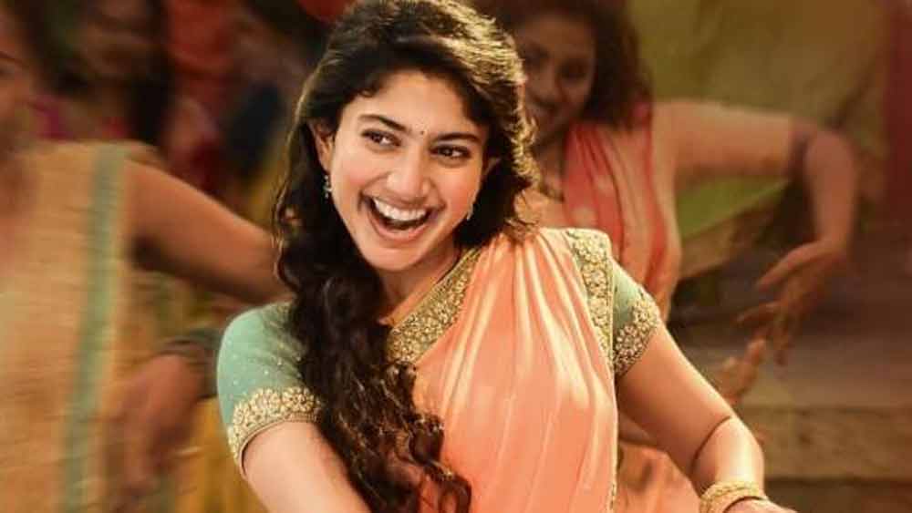 পর্দায় ছোট পোশাক একেবারেই পরতে চান না তিনি। স্ক্রিপ্টের চাহিদা অনুযায়ী খুব প্রয়োজন না হলে ছোট পোশাক এড়িয়েই চলেন। শ্যুটিং শুরুর আগে পরিচালকদের সাফ জানিয়েও দেন সেটা।