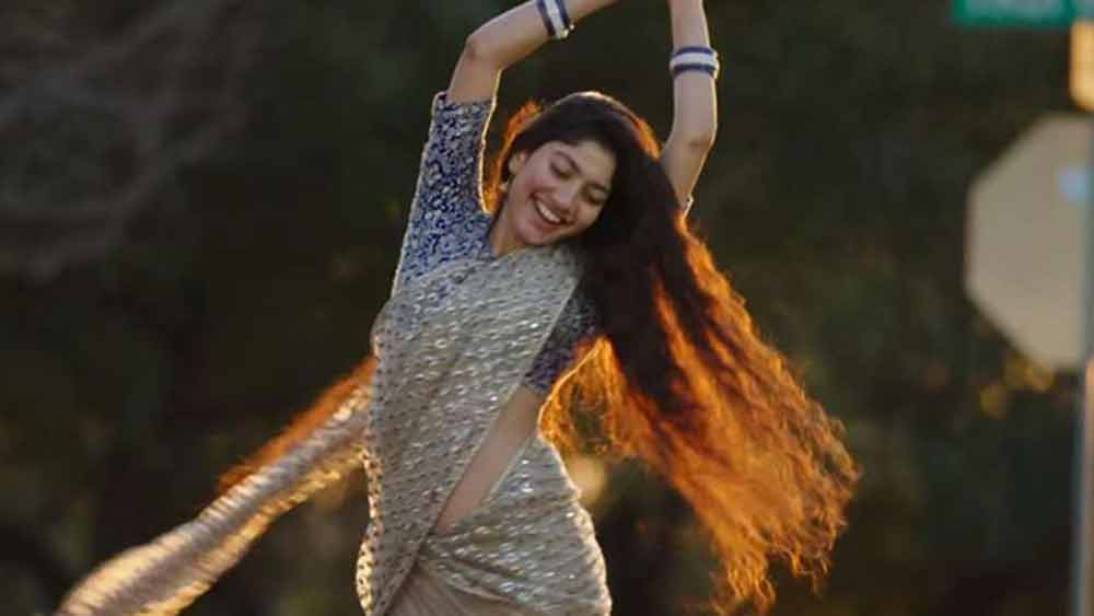 ২০১৪ সালে জর্জিয়ায় থাকাকালীন পরিচালক আলফোনসে পুথারেন ‘প্রেমাম’ ছবির প্রস্তাব দেন তাঁকে। সাই পল্লবী তখন জর্জিয়ার পড়াশোনা করছিলেন। ছুটিতে বাড়ি ফিরে তিনি ছবির শ্যুটিং করেন। প্রথম ছবি থেকেই তাঁর অভিনয় পছন্দ করতে শুরু করেন দর্শকেরা।