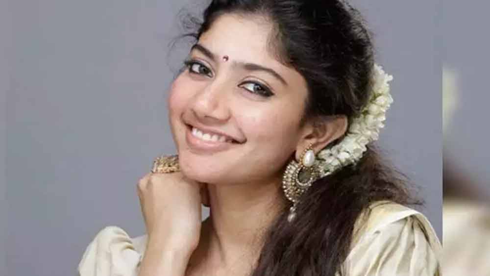 পর্দায় তিনি একেবারেই মেকআপ করেন না। কখনও স্ক্রিপ্টের চাহিদা অনুযায়ী করতে হলেও নামমাত্র মেকআপ করেন তিনি।