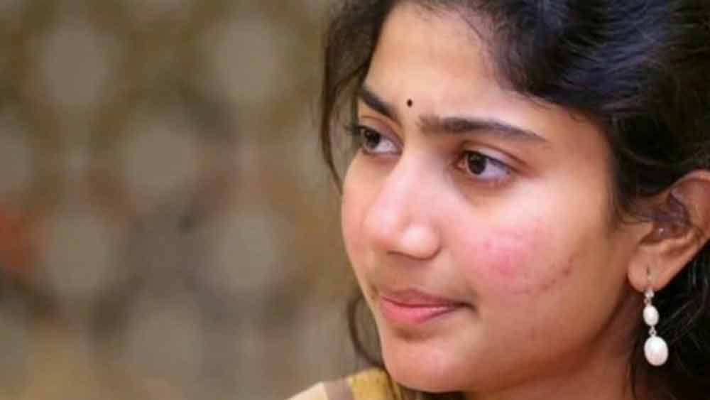 ব্রণর লাল দগদগে দাগ এবং কোঁকড়ানো উস্কোখুস্কো চুল নিয়েই দাপিয়ে অভিনয় করে চলেছেন তিনি। ত্বকের দাগগুলো কখনও মেকআপের আড়ালে লুকোনোর চেষ্টাও করেন না।