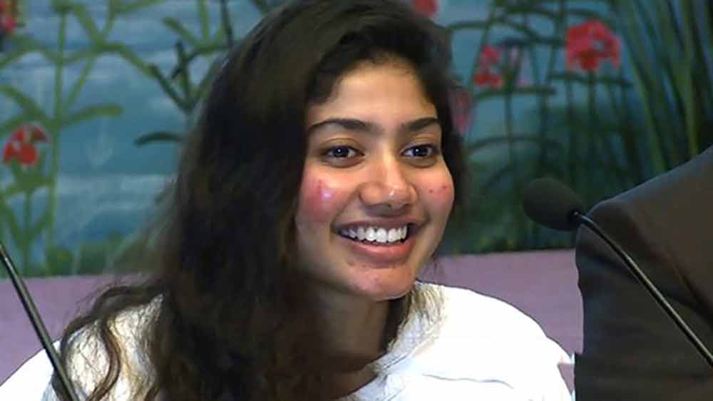 বিনোদন দুনিয়ার চাকচিক্যের সঙ্গে তাল মিলিয়ে চলতে যখন নিজেদের প্রকৃত রূপ মেকআপের আড়ালে ধামাচাপা দেন প্রায় সমস্ত অভিনেতাই, সেখানেও নজির সাই পল্লবী।