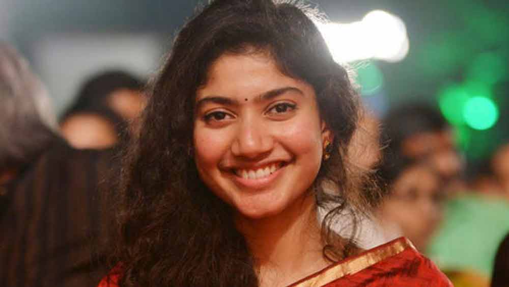 তাঁর বাবা আবগারি দফতরে কাজ করেন। মা এক জন নৃত্যশিল্পী। মাকে দেখেই ছোট থেকে নাচের প্রতি ভালবাসা তৈরি হয়েছে তাঁর। সাই পল্লবী কখনও নাচ শেখেননি। কিন্তু প্রশিক্ষিত না হয়েও তাঁর নাচ দর্শকদের মুগ্ধ করে।