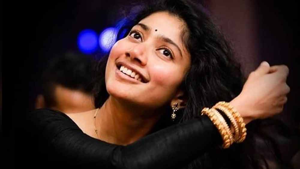 তাঁর পুরো নাম সাই পল্লবী সেন্থামারাই। ১৯৯২ সালে ৯ মে তামিলনাড়ুর নীলগিরি জেলার কোটাগিরিতে জন্ম তাঁর। ছোটবেলা কেটেছে কোয়ম্বত্তূরে। তবে মা-বাবা এবং বোনের সঙ্গে এখন কোচিতে থাকেন।