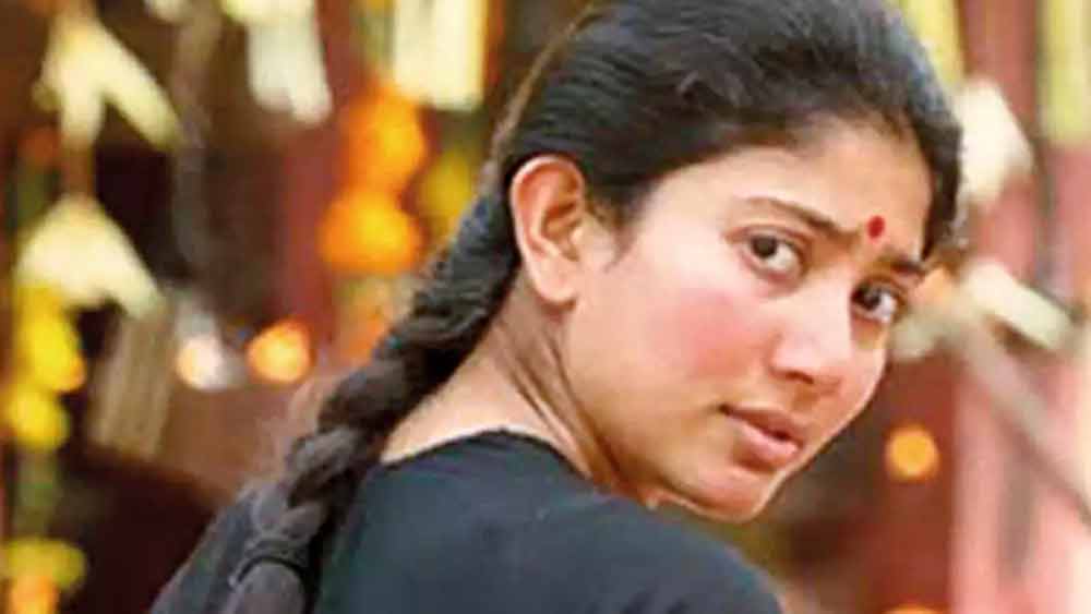 বিনোদন এবং গ্ল্যামারের এই সমীকরণের সম্পূর্ণ বিপরীতে হেঁটে নজির তৈরি করেছেন এই দক্ষিণী তারকা। কখনও মেকআপ করেন না ইনি! মুখের ব্রণর লাল দগদগে দাগ আর উস্কোখুস্কো চুল নিয়েই  চুটিয়ে অভিনয় করে চলেছেন।