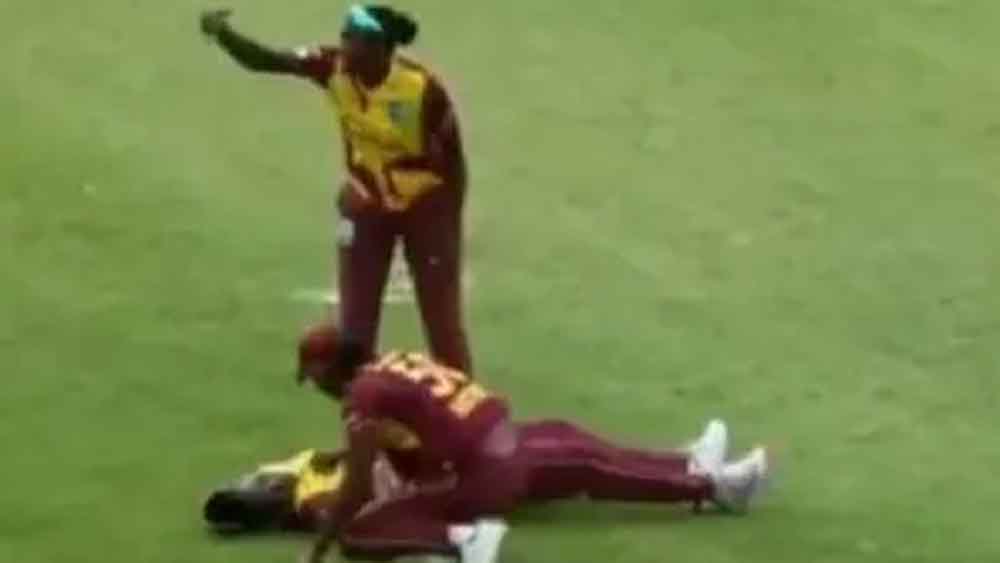 হঠাৎই জ্ঞান হারান হেনরি। 