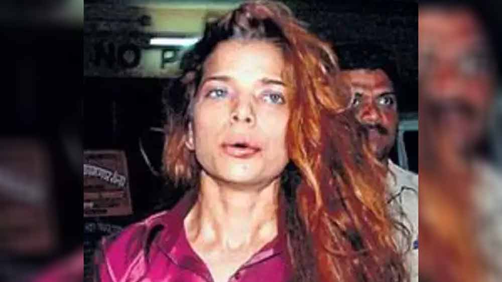 তবে পুলিশ ওই মহিলাকে প্রতীক্ষার বাইরে থেকে সরিয়ে নিয়ে যায়। ওই রাতেই পুলিশ তাঁকে সাহায্যের আশ্বাস দিয়ে থানায় নিয়ে যান। মহিলার থেকে তাঁদের বিয়ের প্রমাণ চান। অভিনেত্রী অবশ্য কোনও প্রমাণ দিতে পারেননি।