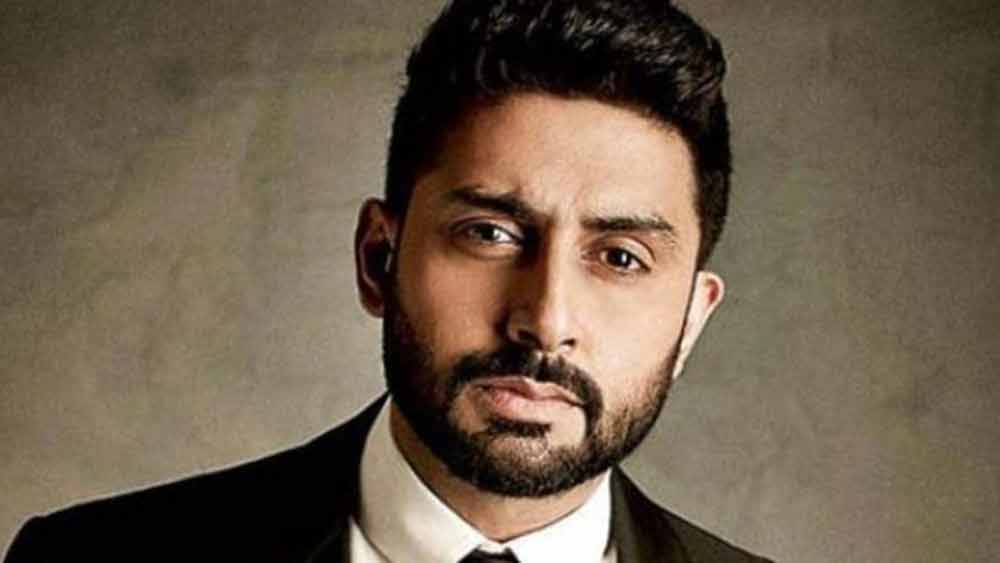 অভিষেক এবং তাঁর মধ্যে ব্যক্তিগত নম্বরও আদানপ্রদান হয়েছিল বলে দাবি করেন তিনি। তার পর থেকেই নাকি দু’জনে ফোনে এবং ইমেল-এ কথা বলতে শুরু করেন।