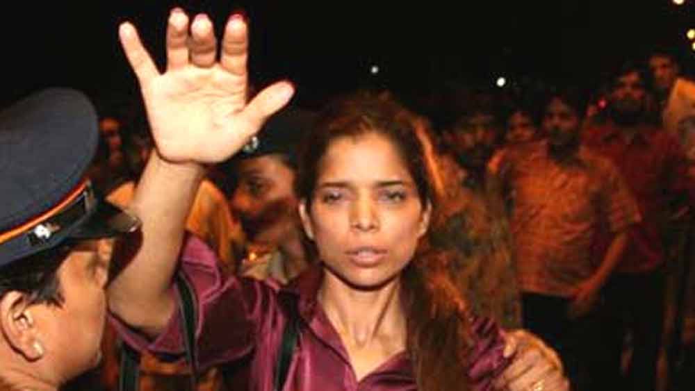 তাঁর এমন কাণ্ডে উপস্থিত অতিথিদের মধ্যে কানাঘুষো শুরু হয়। তিনি দাবি করতে থাকেন, ‘দস’ ছবির সেটেই তাঁর এবং অভিষেকের মধ্যে বন্ধুত্ব শুরু হয়।