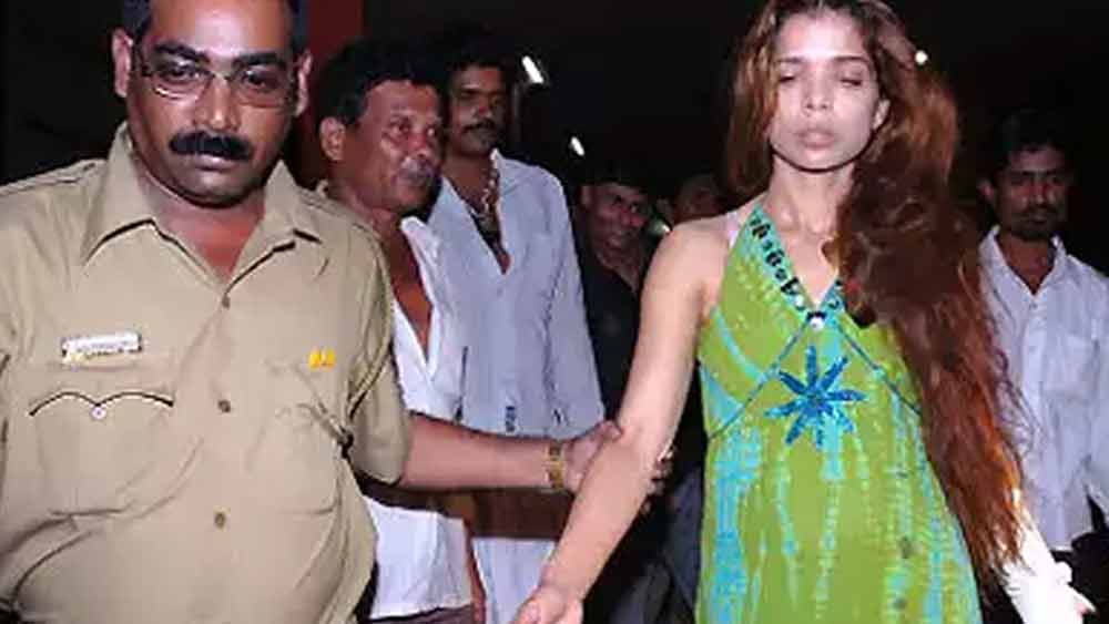 নিজের হাতের শিরা কেটে ফেলেন। রক্তাক্ত অবস্থাতেই অভিষেককে নিজের স্বামী হিসাবে পরিচয় দিতে শুরু করেন।