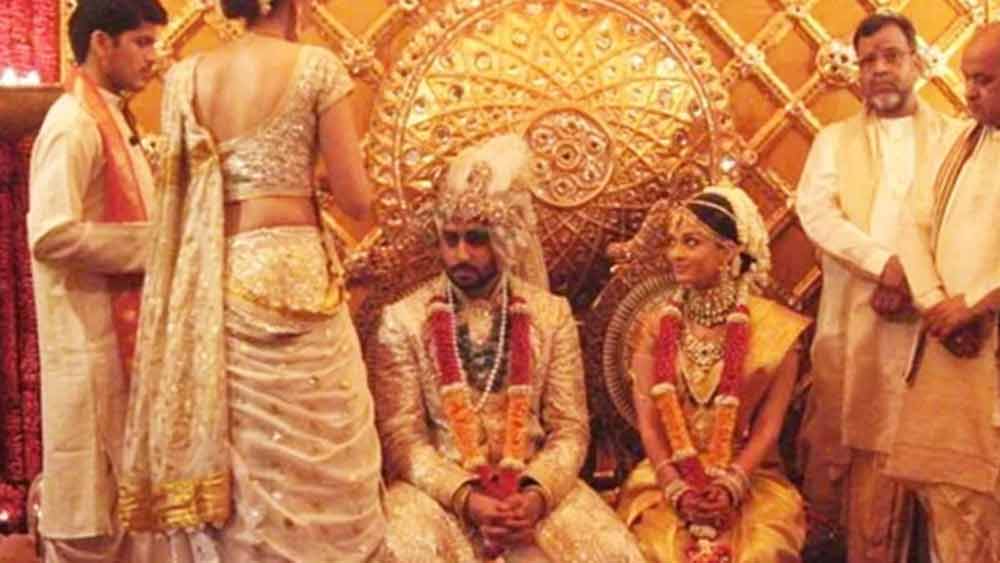 এর দুই বছর পর অভিষেক এবং ঐশ্বর্যার বিয়ে হয়। বিগ বি-র একমাত্র ছেলের বিয়ের বলে কথা। ওই দিন ‘প্রতীক্ষা’ সেজে উঠেছিল নতুন বউয়ের মতোই।