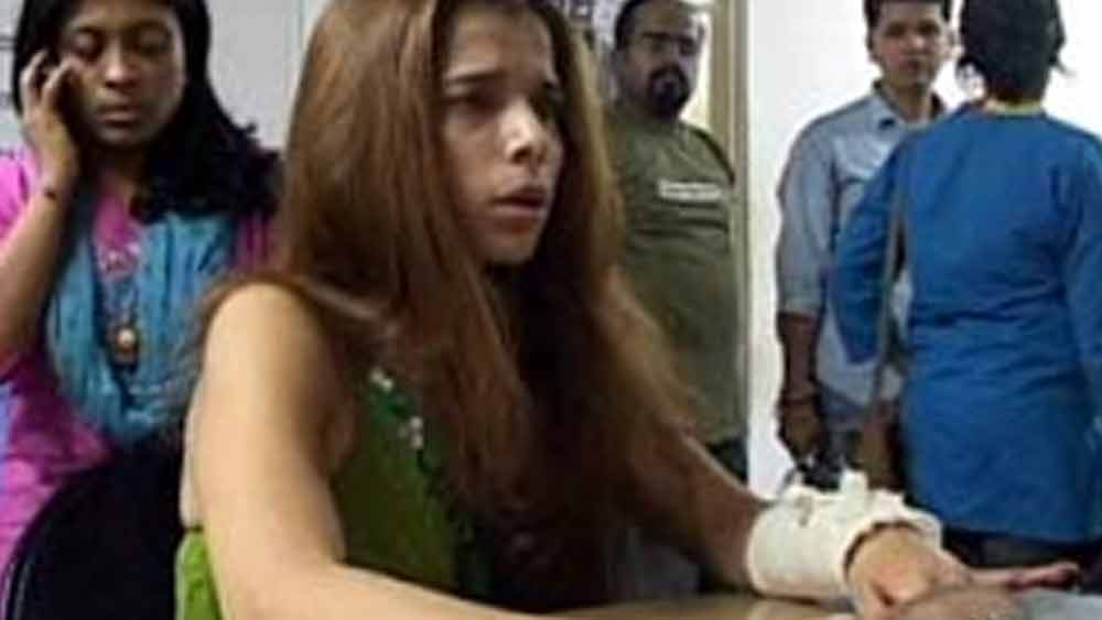 রাতে যখন বরযাত্রী বার হওয়ার কথা এবং অভিষেক ঘোড়ায় চেপে বসার তোড়জোড় করছিলেন, ঠিক সে সময়ই বরযাত্রীর ভিড়ের মাঝে হাজির হয়ে যান জাহ্নবী।