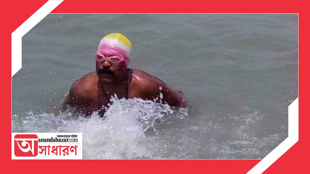 সাঁতার তিনি এখনও শেখান। কেউ ২০ সেকেন্ড জলে মাথা ডুবিয়ে থাকতে পারলেই বীরেনের কাজ জলের মতো সোজা হয়ে যায়।