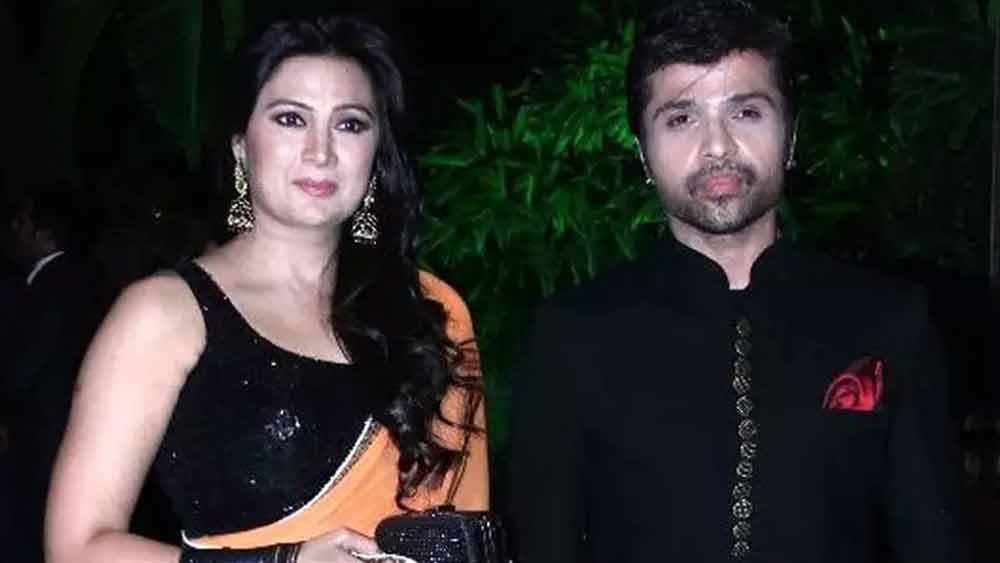 হিমেশ রেশমিয়া এবং কোমল:  ২২ বছর ধরে যে গানটা বেঁধেছিলেন, হঠাৎই সুর কেটে যায় তার। ২০১৭ সালে জনপ্রিয় সুরকার, গায়ক এবং অভিনেতা হিমেশের সঙ্গে স্ত্রী কোমলের বিচ্ছেদ হয়। হিমেশের ঘনিষ্ঠ মহলের খবর,  টেলিভিশন অ্যাঙ্কর সনিয়া কপূরের সঙ্গে হিমেশের দীর্ঘদিনের প্রেমের সম্পর্কই নাকি এই বিচ্ছেদের অন্যতম প্রধান কারণ।