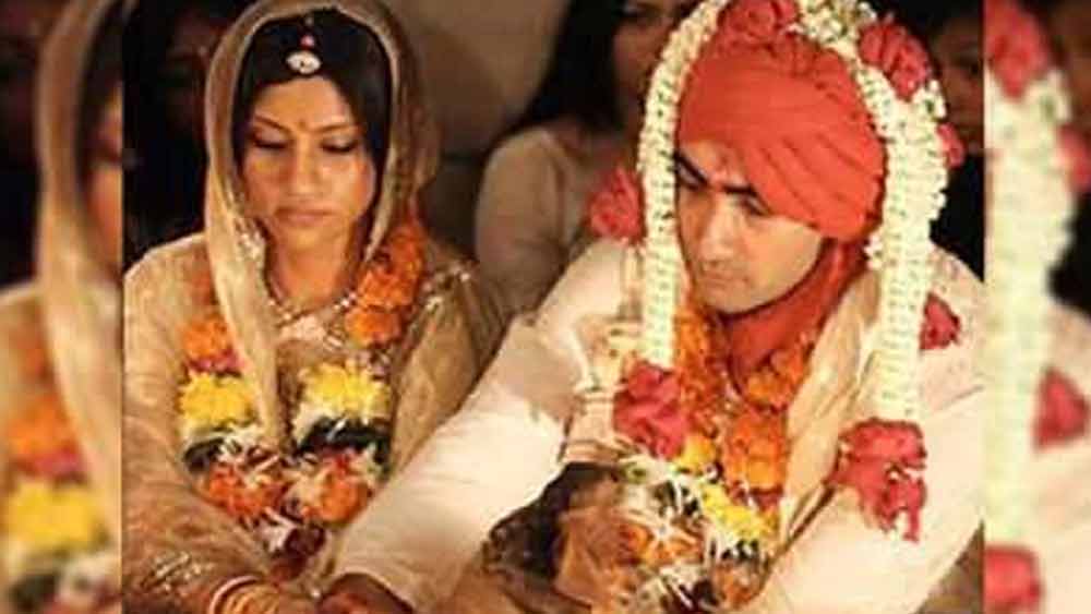 রণবীর শোরে এবং কঙ্কনা সেনশর্মা:  সম্পর্কে চিড় ধরেছিল ২০১৫-য়। তার পর থেকে দু’জনে আলাদাই থাকতেন। বিয়ের ৫ বছর পরে ২০১৫ সালেই বিবাহ বিচ্ছেদ হয় এই অভিনেতা-অভিনেত্রীর। পরে অবশ্য ছেলের জন্য তাঁদের কাছাকাছি আসতেও দেখা গিয়েছে।