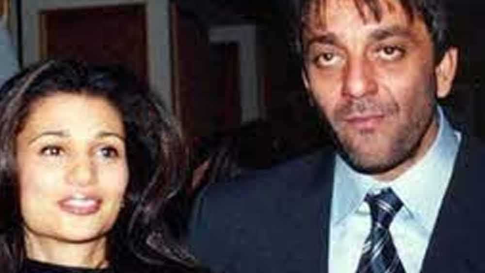 রিয়া পিল্লাই এবং সঞ্জয় দত্ত:  ১৯৯৮ সালে রিয়া এবং সঞ্জয়ের বিয়ে হয়। ক্রমে তাঁদের মধ্যে মানসিক দূরত্ব বেড়ে যেতে থাকে। অবশেষে ২০০৫ সালে তাঁরা বিচ্ছেদের সিদ্ধান্ত নেন।