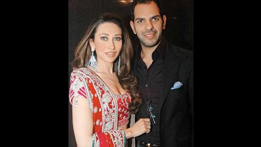 করিশ্মা কপূর এবং সঞ্জয় কপূর:  ২০০৩ সালে বিয়ে এবং ২০১৪ সালে বিচ্ছেদ। এর মাঝের বেশির ভাগ দিনগুলোই কেটেছে একে অপরের প্রতি কাদা ছোড়াছুড়িতেই। বিচ্ছেদের পর তাঁদের দুই সন্তান করিশ্মার কাছেই থাকেন।