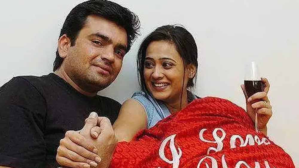 শ্বেতা তিওয়ারি এবং রাজা চৌধুরী:  হিন্দি টেলিভিশনের বিখ্যাত অভিনেত্রী শ্বেতার সঙ্গে অভিনেতা-প্রযোজক রাজার বিয়ে হয়েছিল ১৯৯৮ সালে।  ২০০০ সালে একমাত্র মেয়ে পলকের জন্ম হয়। ২০০৭ সালে বিবাহবিচ্ছেদ হয় তাঁদের।