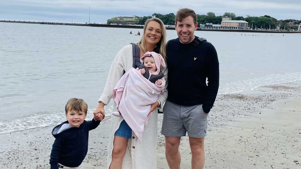 মায়ের কোলে লেক্সি। সঙ্গে বাবা ও দাদা।