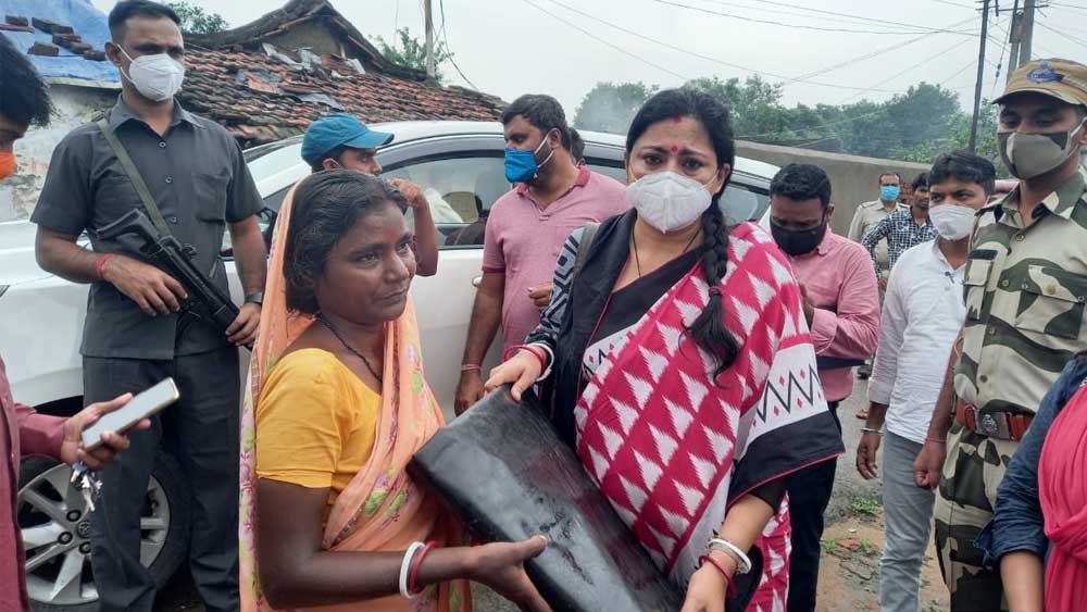 ডিজাইনার পোশাক নয়, অগ্নিমিত্রার হাতে দুর্গতদের জন্য ত্রিপল।