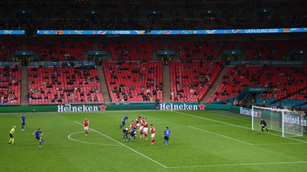 অদ্ভুত ফ্রি-কিকে চমকে দিচ্ছে ইটালি