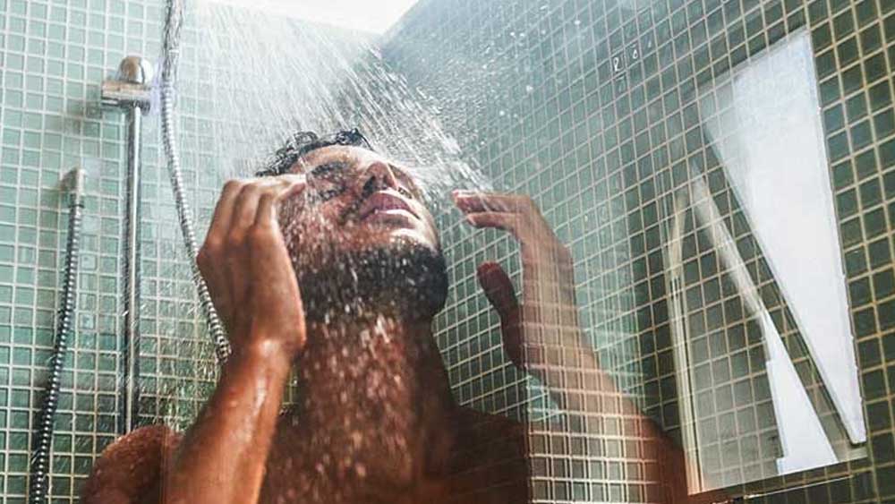 রাতে স্নান করতে হলে কয়েকটি নিয়ম মনে রাখতে হবে। 