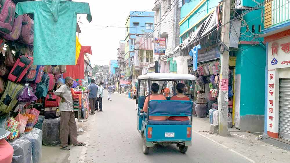 নির্দিষ্ট সময়ের পরেও খোলা রয়েছে একাধিক দোকান। রবিবার তমলুক শহরে। 