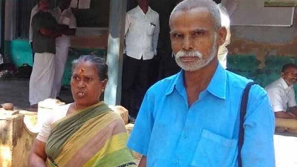 ২০১৬ সালে জন্ম পরিচয় নিয়ে বিতর্কে জড়িয়ে পড়েন ধনুষ। তামিলনাড়ুর মেলুরের এক দম্পতি কাথিরেসান এবং মীনাক্ষী দাবি করেন, ধনুষ নাকি তাঁদের ছেলে! স্কুলের পরীক্ষায় ফেল করে বাড়ি থেকে বেরিয়ে গিয়েছিলেন তিনি এবং তার পর কস্তুরী রাজার কাছে বড় হন।