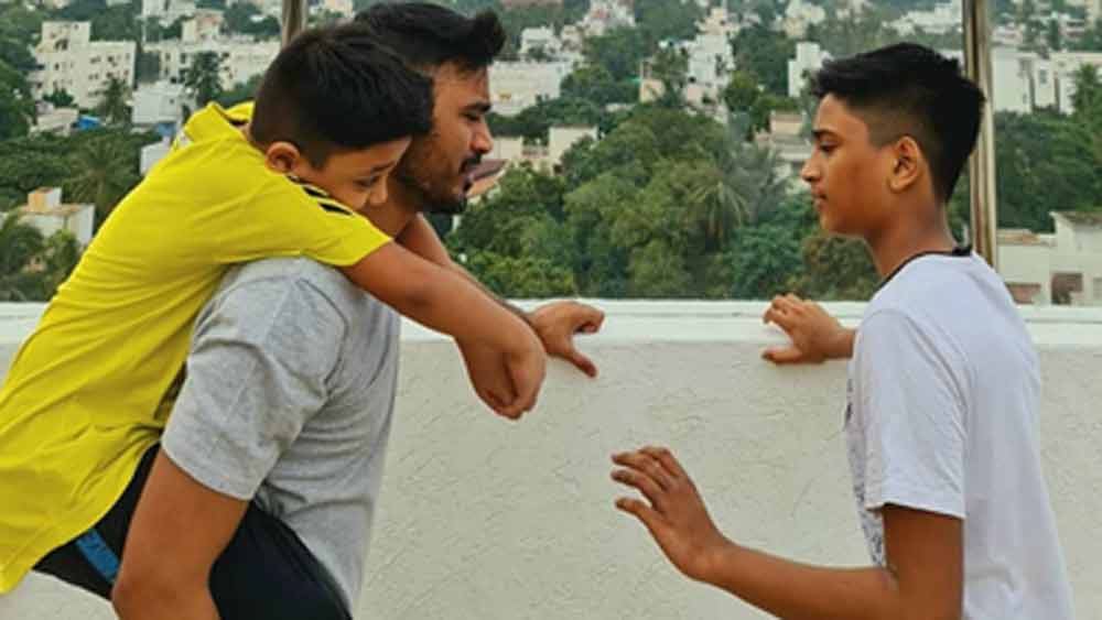 শুধু অভিনয় নয়, ধনুষ আরও কয়েক গুণ বেশি প্রতিভাবান। ধনুষের গান ‘কোলাভেরি ডি’ তাঁকে আলাদা জনপ্রিয়তা এনে দেয়। পাশাপাশি প্রযোজনা, পরিচালনাতেও যথেষ্ট নাম করেছেন।