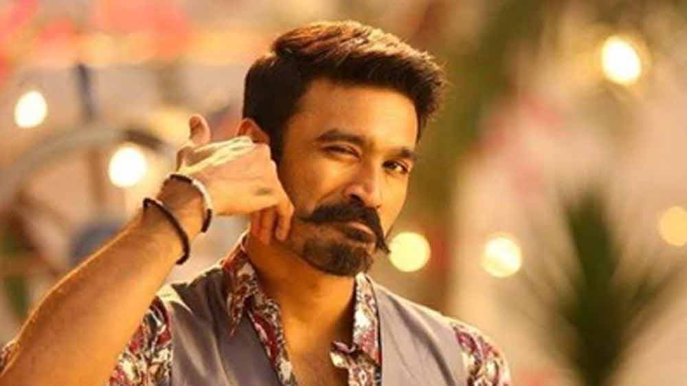 পড়াশোনার প্রতি কোনও দিন আগ্রহ ছিল না ধনুষের। স্কুলের গণ্ডিও পেরোতে পারেননি। পড়াশোনার প্রতি তাঁর অনীহা দেখেও ছেলেকে বিশেষ জোর করেননি কস্তুরী। বরং ২০০২ সালে নিজের পরিচালিত ‘থুল্লুভাদো ইয়ামাই’ ছবিতে ধনুষকে সুযোগ করে দেন।