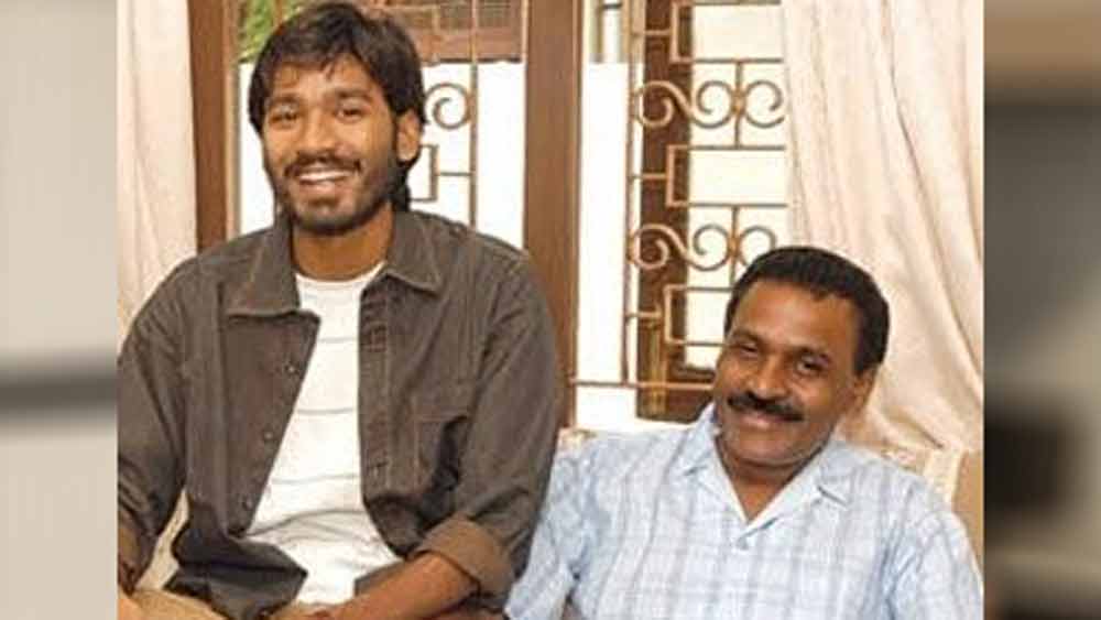 ১৯৮৩ সালে এক তামিল পরিবারে জন্ম ধনুষের। বাবা কস্তুরী রাজাও আজ তামিল ইন্ডাস্ট্রির পরিচিত নাম। অথচ এক সময় তাঁর বাবাকে সংসার চালানোর জন্য ১১ কিমি হেঁটে কারখানায় কাজে যেতে হত। হেঁটে যেতেন গাড়ি ভাড়া বাঁচানোর জন্য। আর্থিক অবস্থা এমনই ছিল সংসারের।