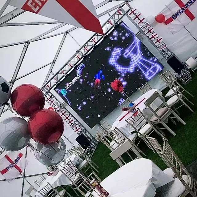 হ্যারি ম্যাগুয়েরের স্ত্রী ছিলেন এই তাঁবুতে।