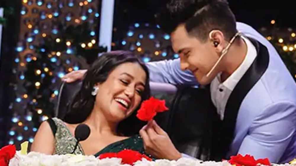 নেহা কক্কর এবং আদিত্য নারায়ণের প্রেম নিয়ে এক সময় বহু চর্চা হয়েছে। যার সূত্রপাত ঘটেছিল ‘ইন্ডিয়ান আইডল সিজন ১১’-এ। ওই মরশুম জুড়ে নেহা এবং আদিত্য একে অপরকে প্রেমে মশগুল হয়ে পড়েছিলেন। এমনকি ওই শো-এ তাঁদের মা-বাবাও আসেন এবং নেহা-আদিত্যকে আশীর্বাদও করেন।