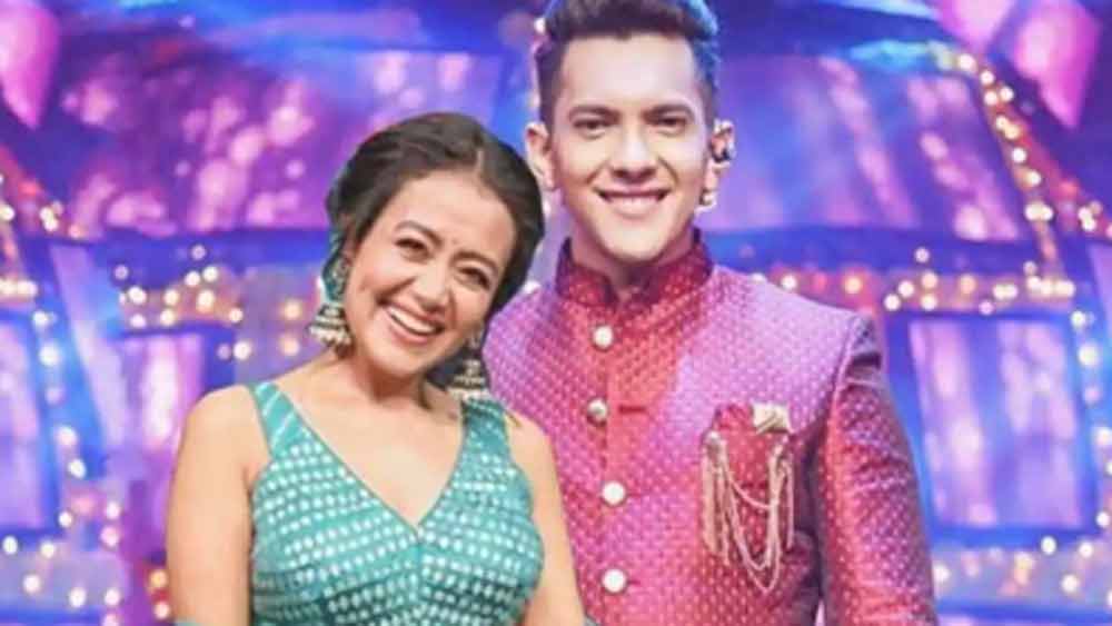 শুধু এখানে থেমে গেলেও একরকম হত। ওই শো চলাকালীনই তাঁদের বিয়ের দিন ক্ষণও স্থির হয়ে যায়। এমনকি শো-তে বিয়ের আগের কিছু রীতিও সকলে মিলে পালন করেন। তাঁদের দু’জনের সম্পর্ক নিয়ে অনুরাগীদের মধ্যেও দারুণ উত্তেজনা তৈরি হয়েছিল। কিন্তু পরে জানা যায়, সবই মিথ্যা। শ্বেতা আগরওয়ালকে বিয়ে করেন আদিত্য। ওই বছরই পঞ্জাবি গায়ক রোহনপ্রীত সিংহকে বিয়ে করেন নেহা।