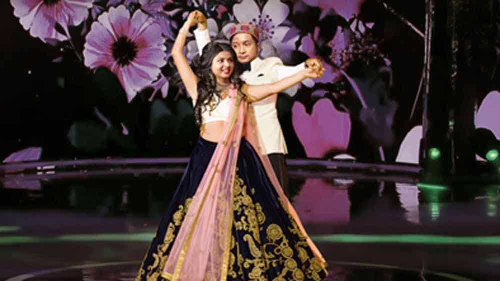 ‘ইন্ডিয়ান আইডল ১২’-এর দুই প্রতিযোগী পবনদ্বীপ রাদন এবং অরুনীতা কাঞ্জিলালের মধ্যে আবেগের বিনিময় নিয়ে বিস্তর চর্চা হয়েছিল এক সময়। একসঙ্গে রোম্যান্টিক গান করে এবং নিজেদের দুষ্টুমিষ্টি কথা দিয়ে দর্শকদের মাতিয়ে রেখেছিল এই জুটি। তাঁদের মধ্যে এই খুনসুটি যে নেহাতই মনগড়া ছিল তা পরবর্তীকালে স্বীকার করেছিলেন পবনদ্বীপ।