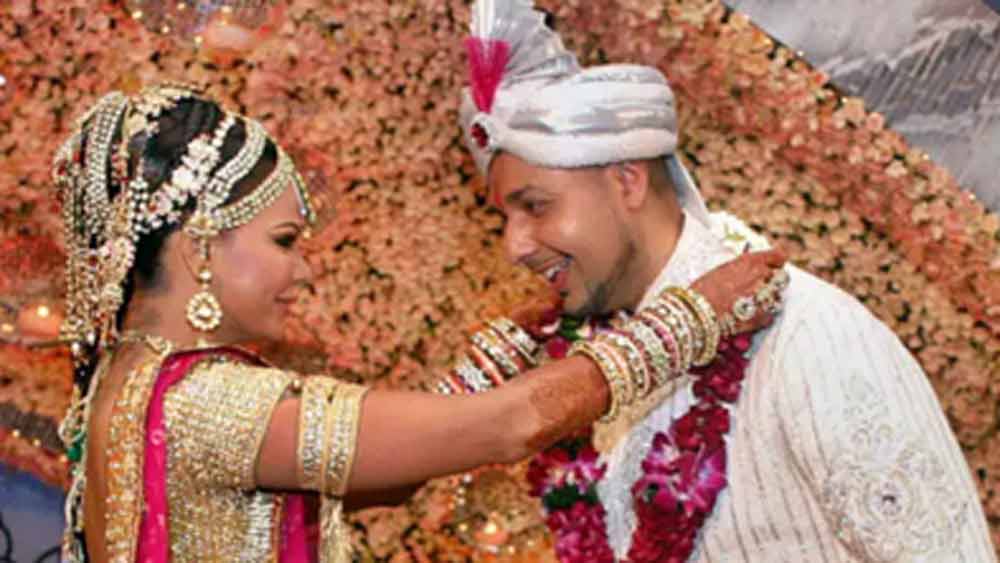 এন্টারটেনমেন্ট, এন্টারটেনমেন্ট অ্যান্ড এন্টারটেনমেন্ট। রাখি সবন্তের জীবনে কথাটা একেবারে সত্যি। বলিউডের ‘কন্ট্রোভার্সি কুইন’-এর ব্যক্তি জীবন হোক বা কেরিয়ার সবেতেই বিনোদনের মশলা ভরপুর। টাকার জন্য এই অভিনেত্রী বিয়ে পর্যন্ত করে ফেলেছিলেন।