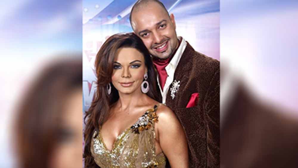 ‘রাখি কা স্বয়ম্বর’ রিয়েলিটি শো-তে টাকার জন্য ইন্দো-আমেরিকান ব্যবসায়ী ইলেশ পারজানওয়ালেকে বিয়ে পর্যন্ত করে নিয়েছিলেন রাখি! পরে রাখি বলেছিলেন, ‘‘সে সময় আমার একটা ফ্ল্যাট কেনার দরকার ছিল। তাই টাকার জন্যই ইলেশের সঙ্গে এনগেজমেন্ট করেছিলাম। কেন মিথ্যে বলব? বিচ্ছেদের জন্য তো কাউকে বিয়ে করব না। বরং এমন একজনকে বিয়ে করব যে আমার খেয়াল রাখবে এবং আমার যাবতীয় চাহিদা মেটাতে পারবে।’’