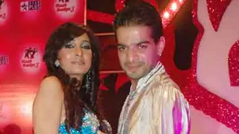 ‘নাচ বলিয়ে’-র প্রতিটি সিজন-এ এ রকম চমক থাকে দর্শকদের জন্য। সিজন ৩-তেও কর্ণ পটেল এবং অমিতা চন্ডেকরের রসায়ন একই ভাবে দর্শকদের ভাবতে বাধ্য করেছিল তাঁদের সম্পর্ক নিয়ে।