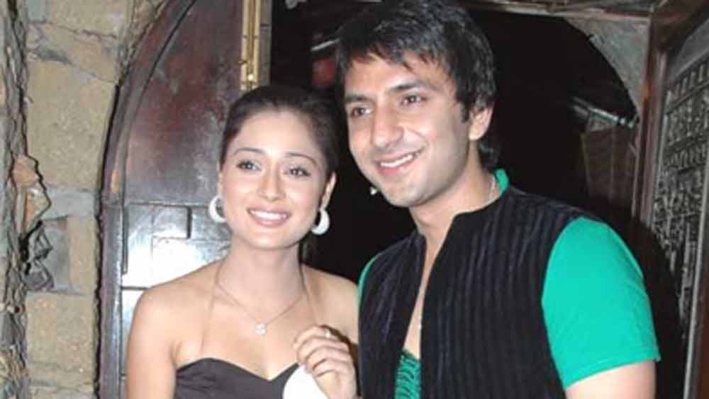 ‘বিগ বস ৪’-এর দুই প্রতিযোগীর মধ্যে আবার নাটক চূড়ান্ত পর্যায়ে পৌঁছে যায়। এই সিজন-এর প্রতিযোগী ছিলেন সারা খান। বিগ বস-এর ঘরে ঢোকার আগে পর্যন্ত সারার সঙ্গে আলি মার্চেন্টের সম্পর্ক নিয়ে প্রচার শুরু হয়। কিন্তু সবই বদলে যায় বিগ বস-এর ঘরে ঢোকার পর।