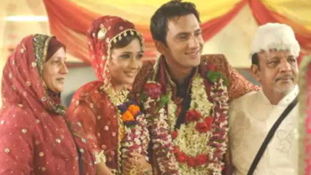 সারা আর এক প্রতিযোগী অস্মিত পটেলের ঘনিষ্ঠ হতে শুরু করেন। সারা আর অস্মিতের সম্পর্ক যখন মোড় নিতে শুরু করে সে সময় নাটকীয় ভাবে বিগ বস ঘরে প্রবেশ হয় আলির। বিগ বস হাউসেই আলি এবং সারার বিয়েও হয়। কিন্তু এ সবই যে শো-এর দর্শক বাড়ানোর কৌশল মাত্র তা জানা যায় শো শেষ হওয়ার পর। শো শেষ তো তাঁদের সম্পর্কও শেষ হয়ে যায়।