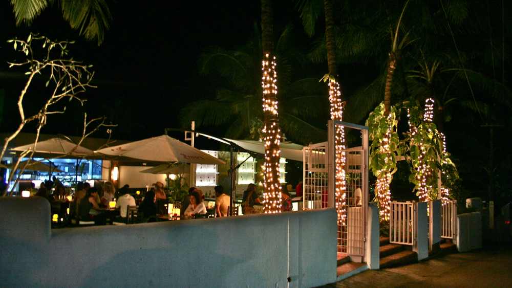 গোয়ার বাগা বিচের ধার বরাবর লম্বা রাস্তাটার নামই হয়ে গিয়েছিল টিটো‘জ লেন। কারণ ওই রাস্তা ধরে টিটো‘জ-এ যাওয়া যায়। টিটো’জ গোয়ার বহু পুরনো পাব। আমাদের দার্জিলিংয়ের যেমন কেভেন্টার্স, গ্লেনারিজ—গল্পের গোয়েন্দা ফেলু মিত্তির থেকে শুরু করে বাস্তবের অভিনেতা রণবীর কপূর পর্যন্ত যার ছাদে ঘুরে গিয়েছেন, গোয়ার টিটোজও তেমনই। বহু স্মৃতি, ঐতিহ্য নস্টালজিয়া ভিড় করে আছে এখানে। সেই টিটো’জ বিক্রি হয়ে যাচ্ছে।