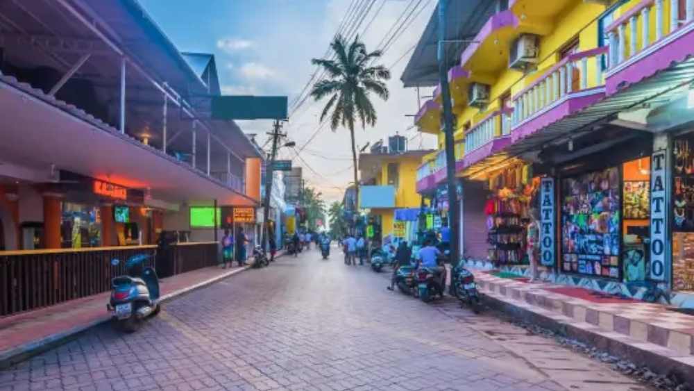 হিপিরা তখন নির্বাণ লাভের লক্ষ্যে আরব সাগরের তীরের এই শহরে দিন কাটাচ্ছেন। গোয়ায় তখন এত গাড়ি ছিল না। মোটরবাইকও চলত না। গোয়ার সরল আবেগপ্রবণ মানুষ মন থেকে স্বাগত জানিয়েছিলেন হিপিদের।