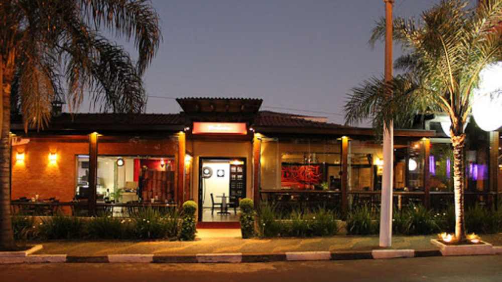 হেনরি ছিলেন প্রাক্তন সেনাকর্মী। সাতের দশকে যখন পশ্চিম ইউরোপ এবং আমেরিকার হিপি সংস্কৃতি ক্রমশ গোয়ায় আশ্রয় নিতে শুরু করেছে তখনই টিটো’জ তৈরি করার কথা ভাবেন হেনরি।