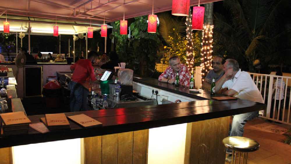 হেনরিও টিটো’জ শুরু করেছিলেন হিপিদের কথা মাথায় রেখেই। বাগা সৈকতে একটি পুরনো পর্তুগিজ স্থাপত্যের বাড়ি ভাড়া করে সেখানেই কিছু চেয়ার-টেবিল পেতে শুরু হয়েছিল টিটো’জ-এর যাত্রা।