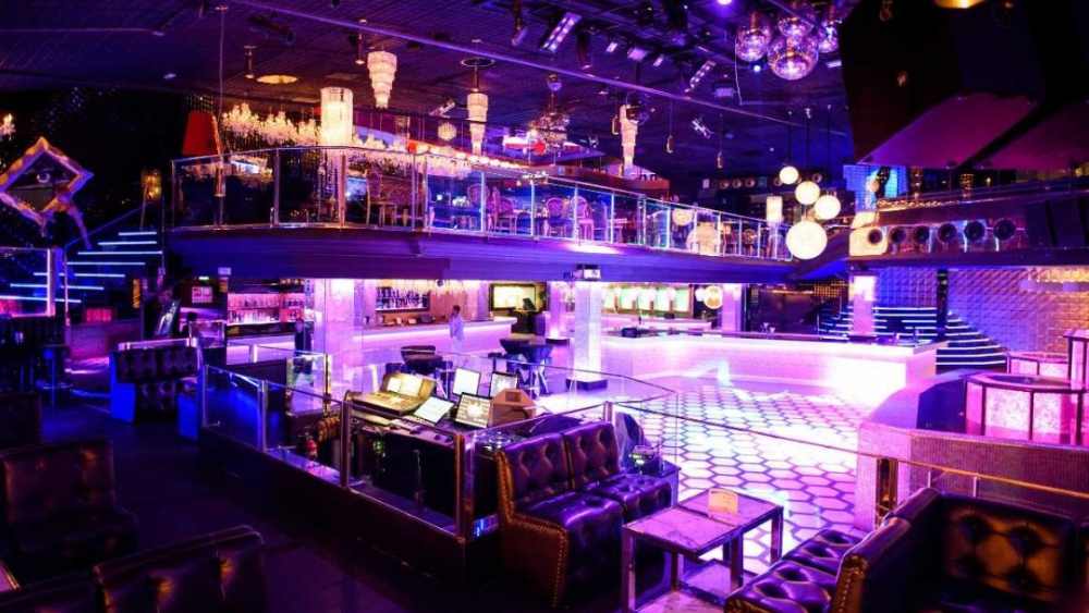 আরব সাগরের আমেজ নিতে নিতে খাওয়া দাওয়া করবেন হিপিরা— এটাই লক্ষ্য ছিল হেনরির। রান্নাবান্না, খেতে দেওয়ার কাজ তিনি নিজেই করতেন।