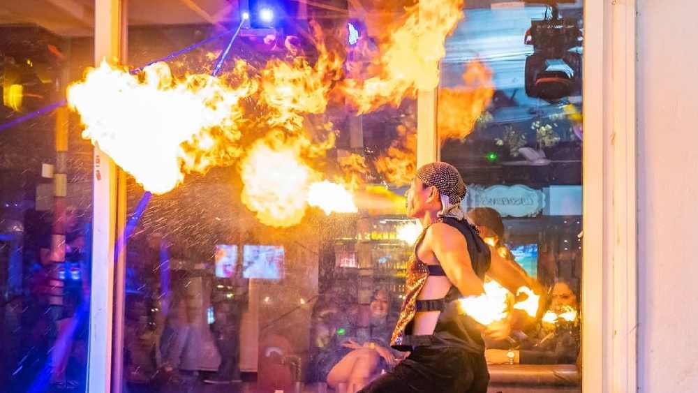 গোয়ার রাজনৈতিক চাপই না কি এই সিদ্ধান্তের কারণ। বেশ কয়েকটি সংবাদ সংস্থাকে জানিয়েছেন রিকার্ডো। রিকার্ডোর কথায়, ‘‘গোয়ায় এখন সুস্থ ব্যবসার পরিবেশ নেই। কাঁকড়ার মনোভাব নিয়ে চলছে সবাই। নিজেও উঠবে না। কেউ উঠতে চাইলে তার পা ধরে টেনে নামাবে এরা।’’