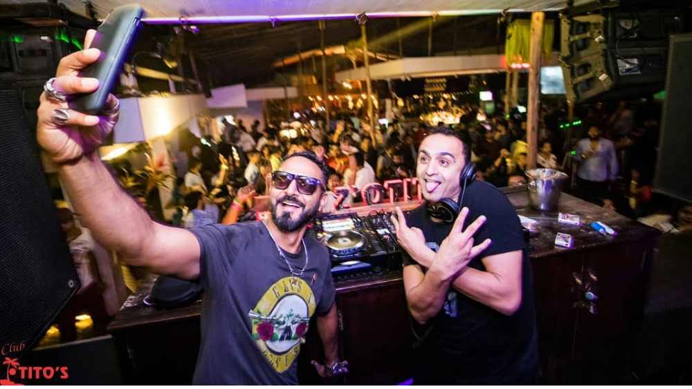 সেই পরিস্থিতি থেকেই টিটো’জ এর মালিকানা বিক্রি করার সিদ্ধান্ত। এই সিদ্ধান্তের নেপথ্যে যেমন দুঃখ আছে, তেমনই রয়েছে কিছুটা রাগও। রাজনৈতিক হেনস্থা আর তারা নিতে পারছেন না বলে জানিয়েছেন রিকার্ডো।