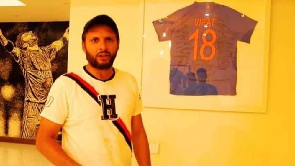 আফ্রিদির বাড়ির ড্রয়িং রুমে বিরাটের সই করা ভারতীয় দলের জার্সি। ফাইল চিত্র।
