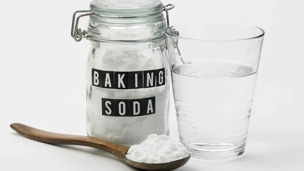 যে স্পঞ্জ দিয়ে বাসন পরিষ্কার করেন, সেটা কখনও জীবাণুমুক্ত করার কথা ভেবেছেন? যদি পরিষ্কার না করে থাকেন, তা হলে রান্নাঘরের সবচেয়ে অস্বাস্থ্যকর বস্তু কিন্তু এটিই। একটি বাটিতে গরম জল নিয়ে তাতে বেকিং সোডা দিন। এ বার এই মিশ্রণে বাসন মাজার স্পঞ্জ সারারাত ডুবিয়ে রাখুন। এতে স্পঞ্জ জীবাণুমুক্ত হবে।