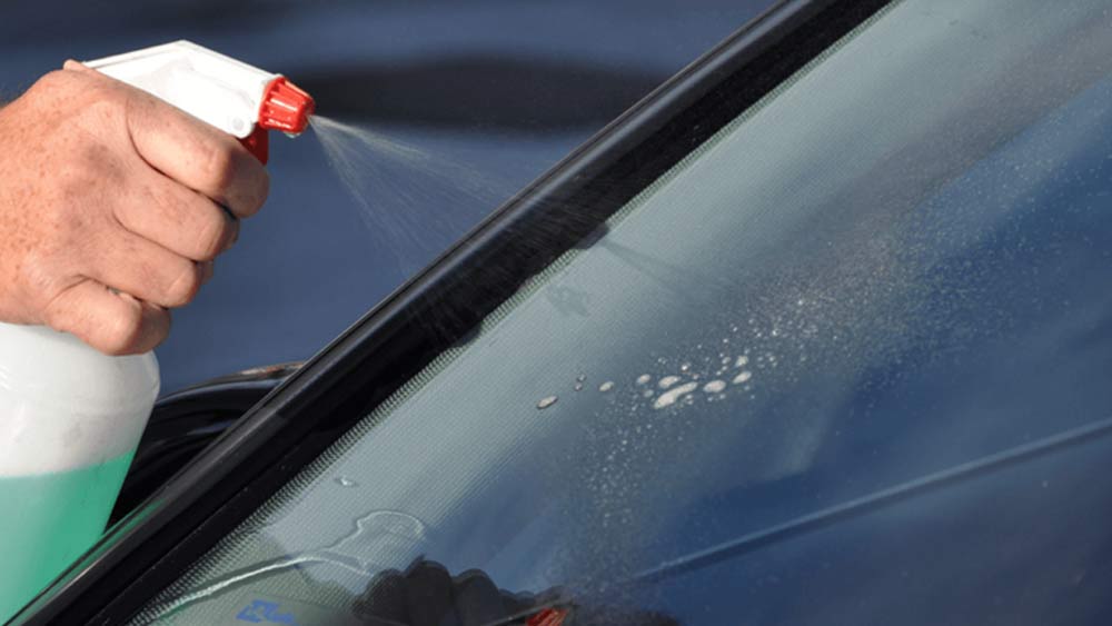 গাড়ির কাচ, রান্নাঘরের যে কোনও অংশের তেলচিটে নোংরা, গ্রিল মেশিন, মাইক্রোওয়েভ ওভেনও চটজলদি পরিষ্কার করে ফেলা যায় বেকিং সোডা দিয়ে।